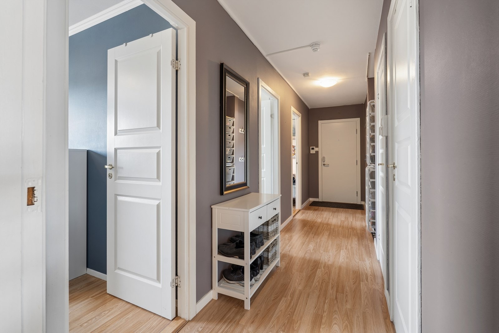 Lys og hyggelige entré med plass for smarte garderobe- og opphengsløsninger. Galleribilde