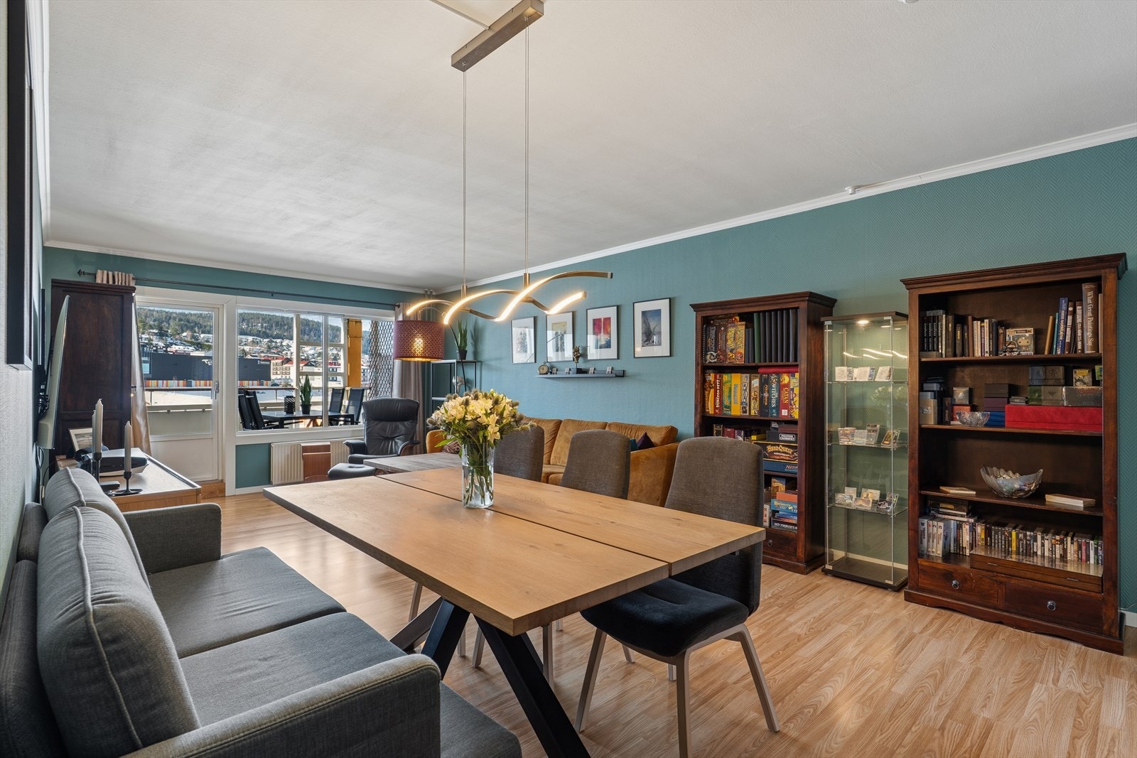 Vi beveger oss videre inn i en lys og koselig stue. Galleribilde