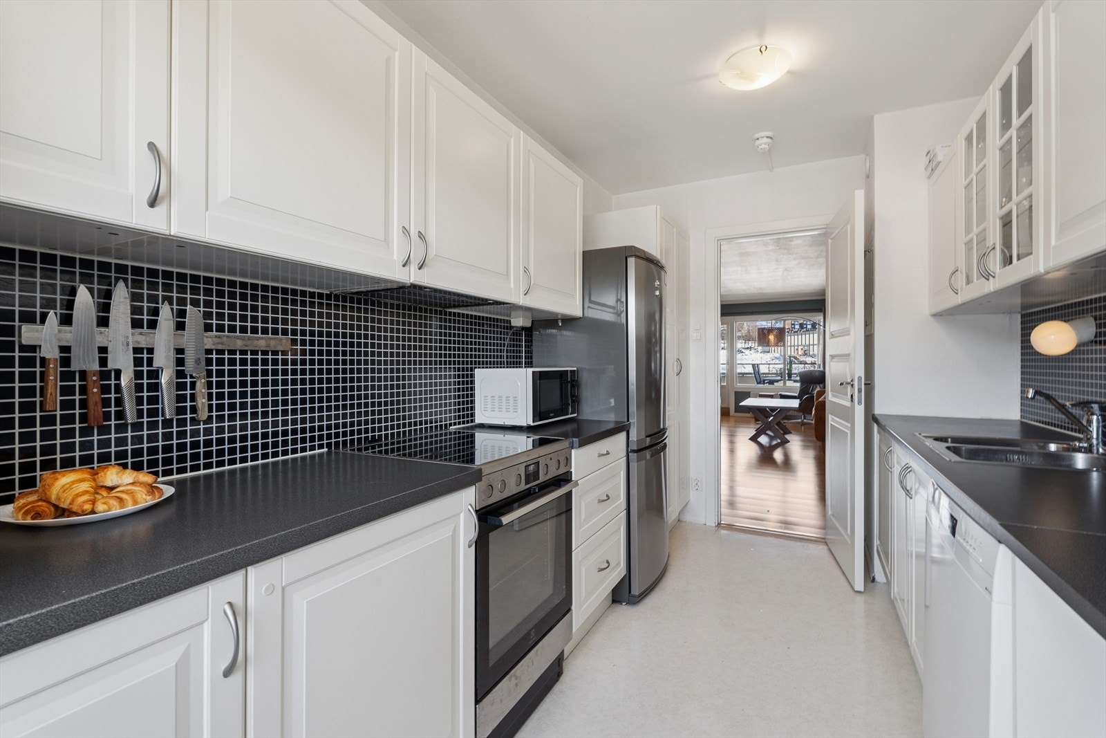 Plass for frittstående komfyr, oppvaskmaskin og kjøl/frys. Alt i alt et funksjonelt og godt kjøkken. Galleribilde