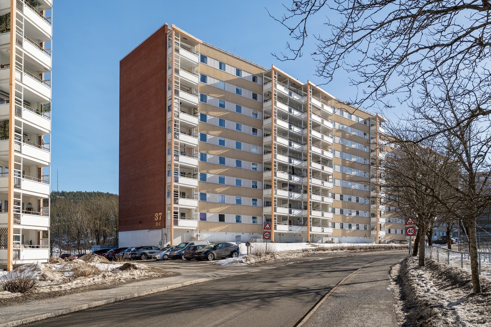 Leiligheten ligger i byggets 5.etg. Det er etablert heis for enkel adkomst opp i etasjene. Galleribilde