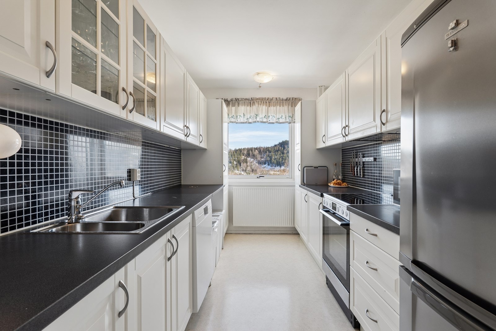 Lyst og tidløst kjøkken fra 2012. Galleribilde