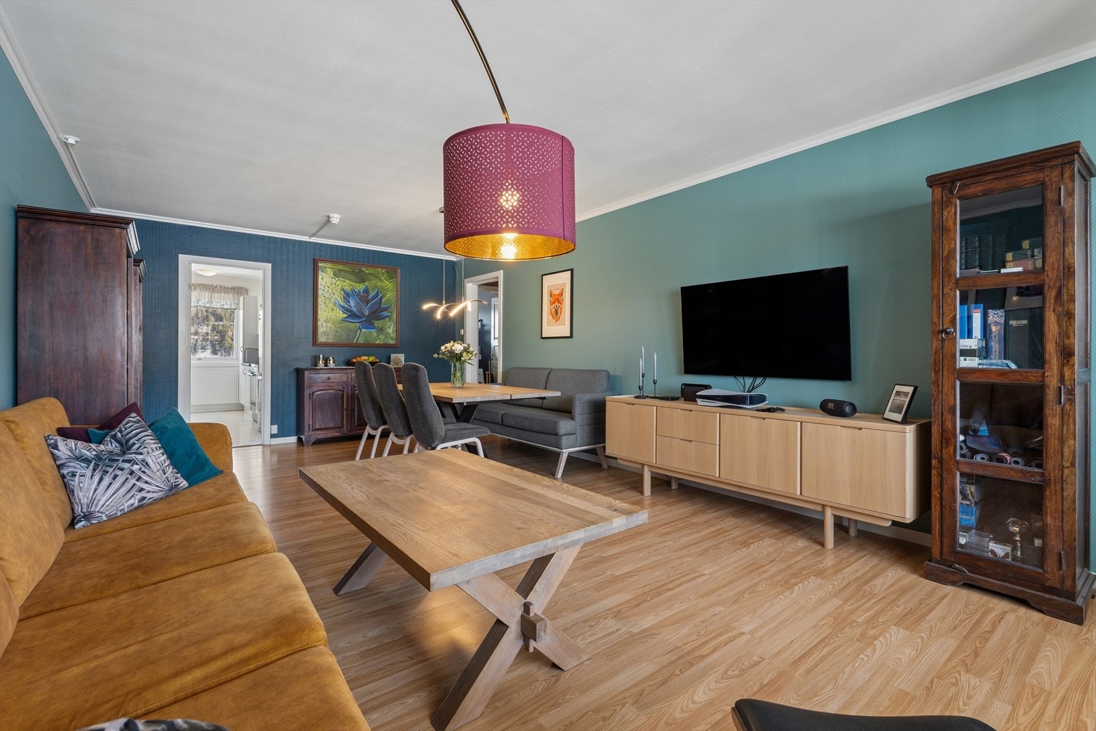 Sofakroken finner fort sin naturlige plass i rommet, og tv-en kan med fordel plasseres mot/på vegg. Galleribilde