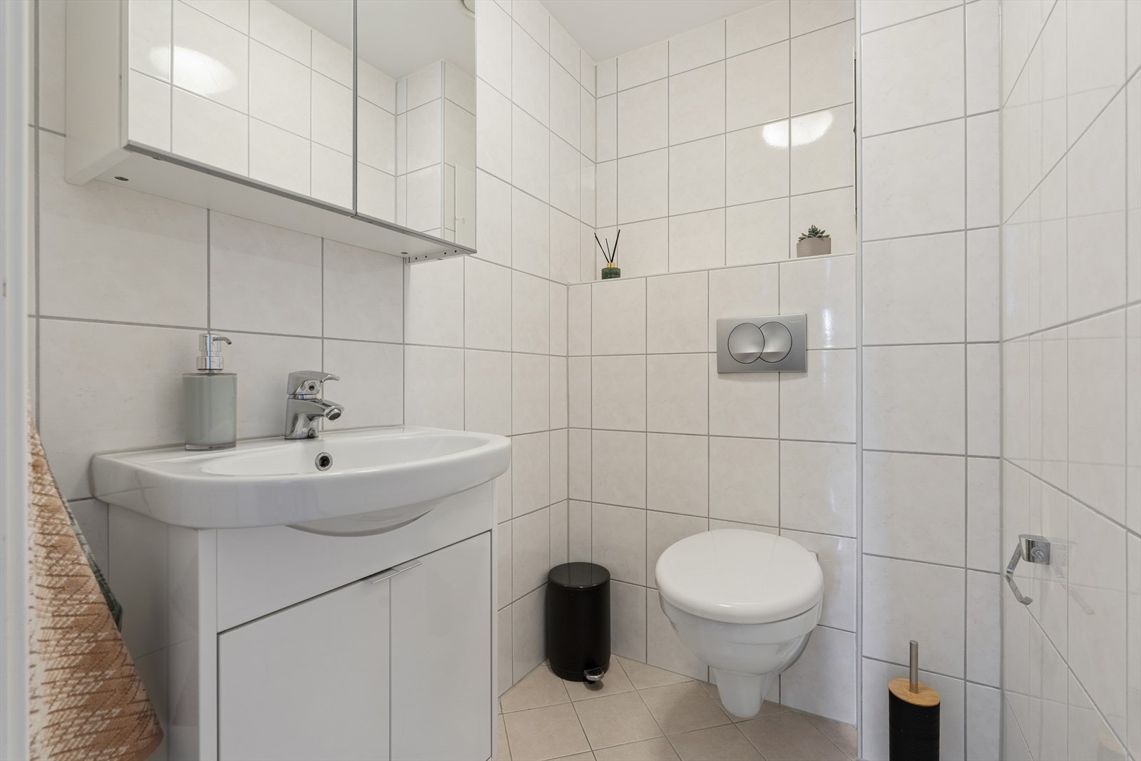 Separat wc-rom med vegghengt toalett og lys baderomsinnredning. Galleribilde