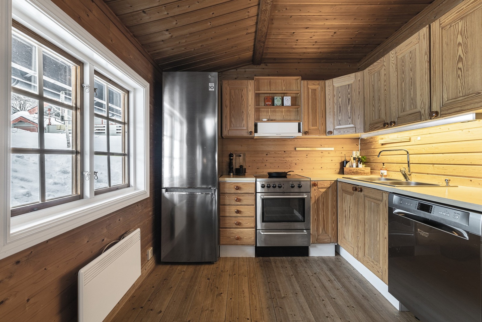 Nyere kjøkkenfronter i heltre, nyere benkeplate. Nyere hvitevarer. Galleribilde