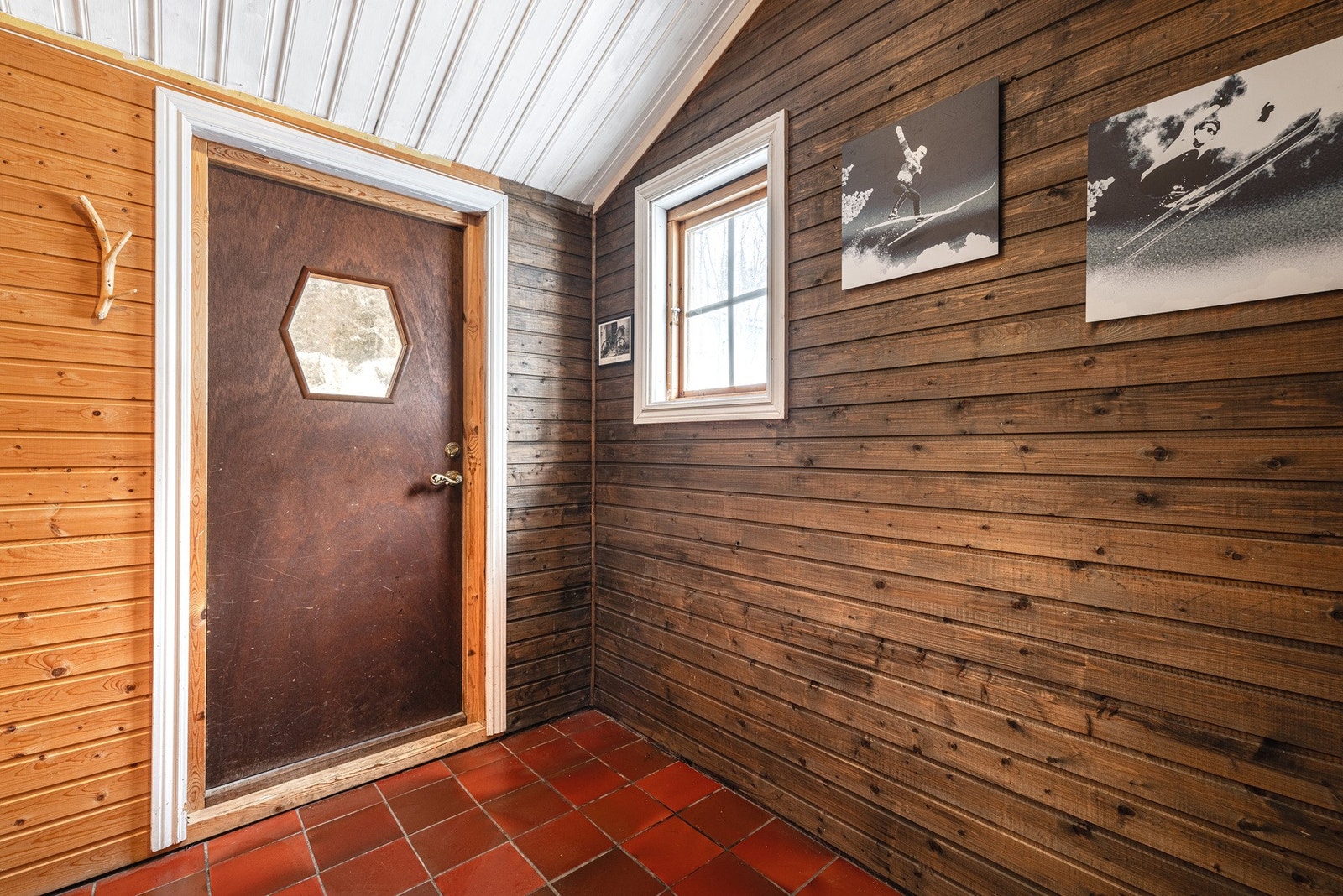 Koselig inngangsparti. Varmekabler. Mer plass i bakkant enn det synes på bildet. Galleribilde