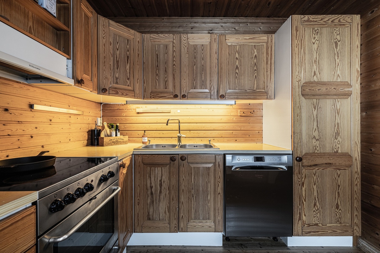 Koselig kjøkken med pene overflater. Galleribilde