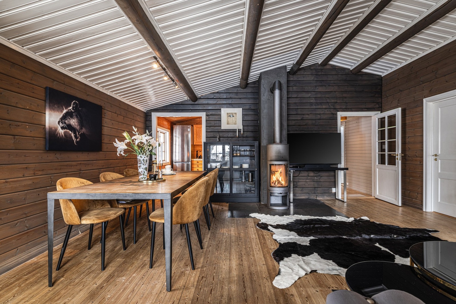 Koselig, liten enebolig i hyttestil. Galleribilde