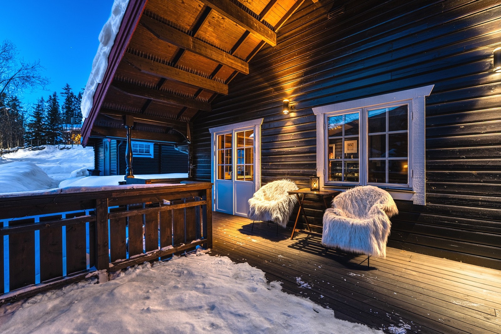 Nydelig uteplass, delvis overbygget. Galleribilde