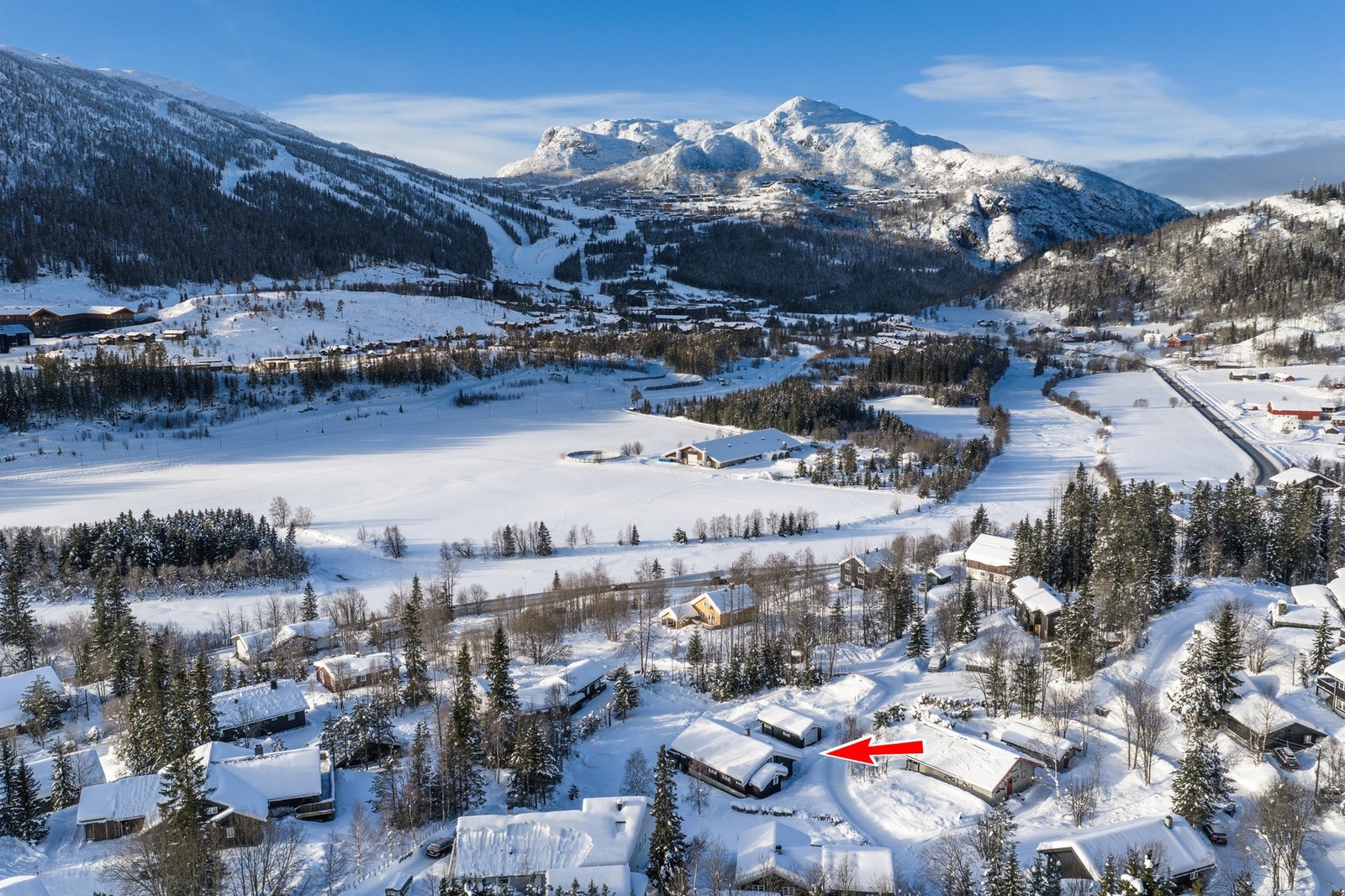 Gåavstand til skibuss, butikker, cafeer, skole, turstier etc. Galleribilde