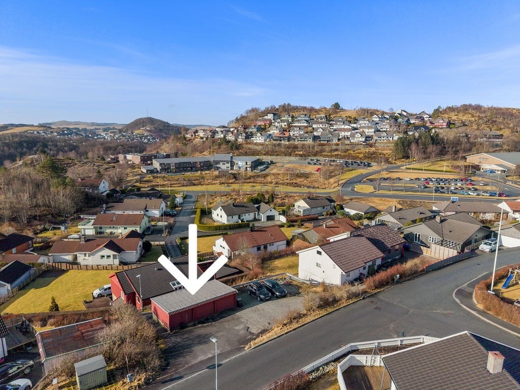 Den midterste garasjen benyttes av seksjonen som selges Galleribilde