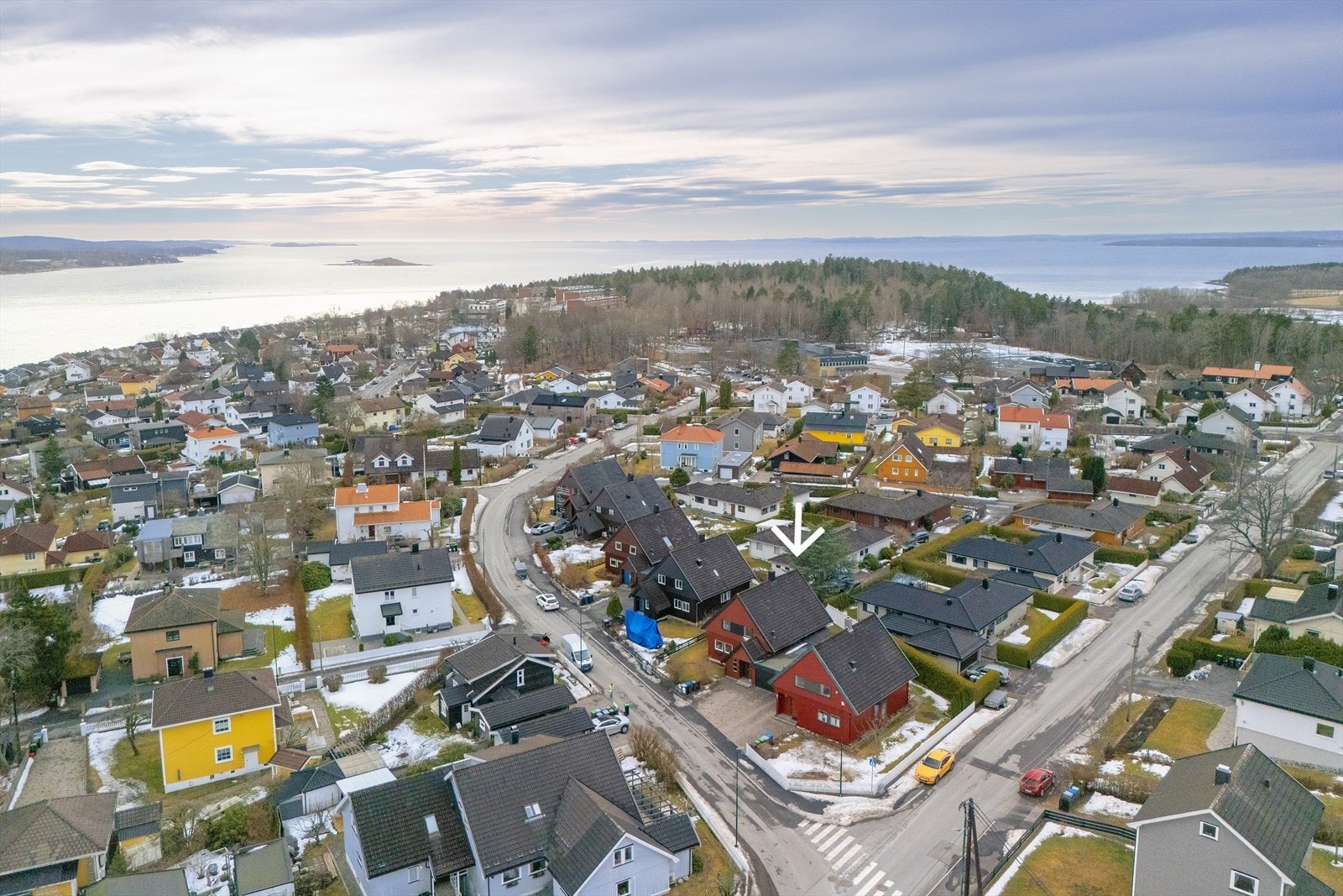 Boligen har en attraktiv beliggenhet på Jeløy, med kort avstand til både vannet og flotte turområder. Det er gangavstand til flere barnehager, barneskole og ungdomsskole, samt kort vei til sentrum og togstasjon Galleribilde