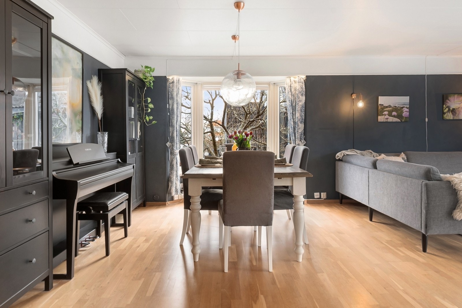 Ved dagens spiseplass er det tidligere satt inn karnappvindu Galleribilde