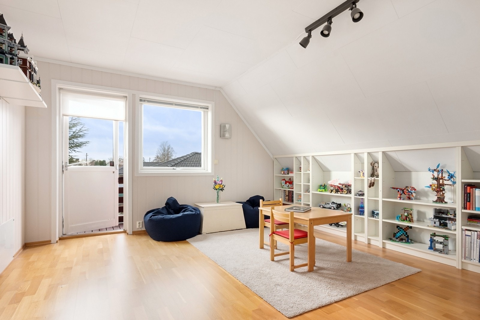 Boligens 2. etasje består av en lys loftstue, 3 soverom, bad og bodplass. Etasjen oppleves lys og luftig med gode romløsninger og flere bruksmuligheter Galleribilde