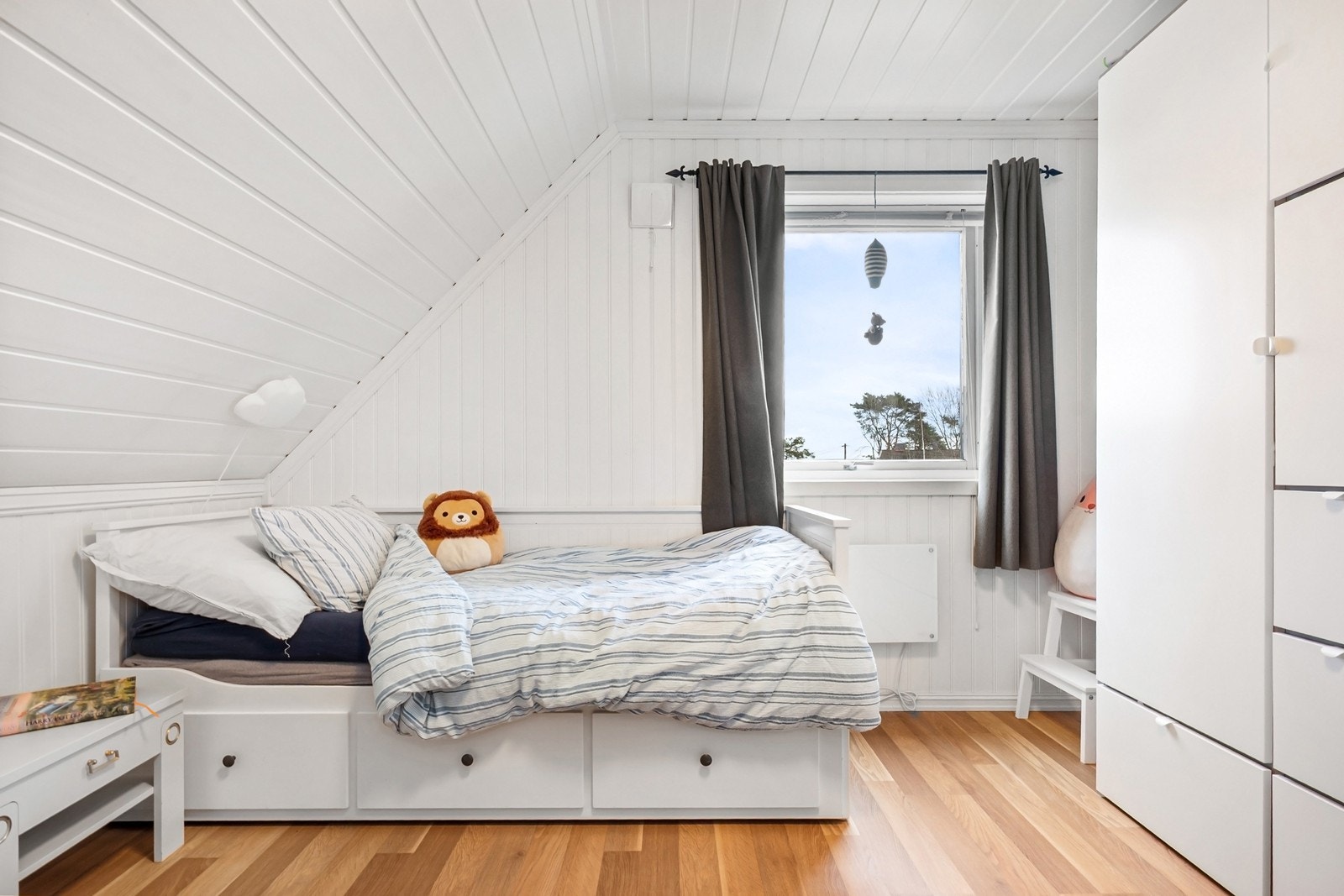 Soverom 3. Rommene har gode størrelser og fremstår som lyse og trivelige med plass til både seng, oppbevaring og øvrig møblering etter behov Galleribilde
