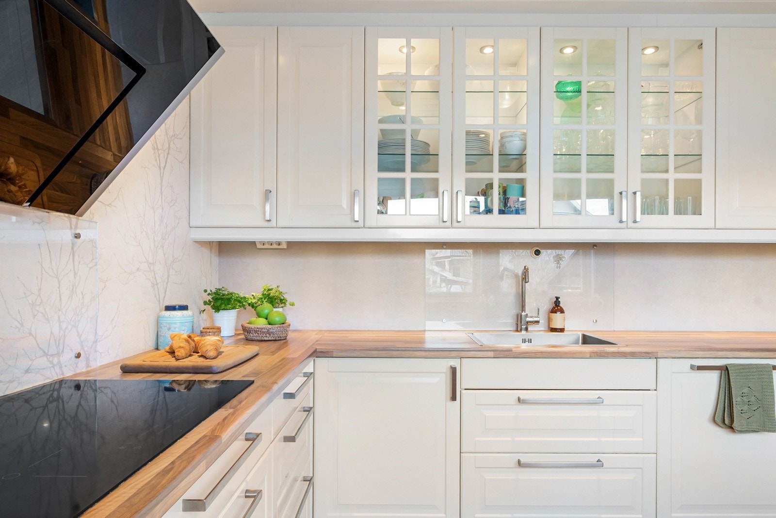 Innredningen fra 2013 har profilerte fronter som gir et klassisk uttrykk, kombinert med laminat benkeplate og godt med skapplass Galleribilde