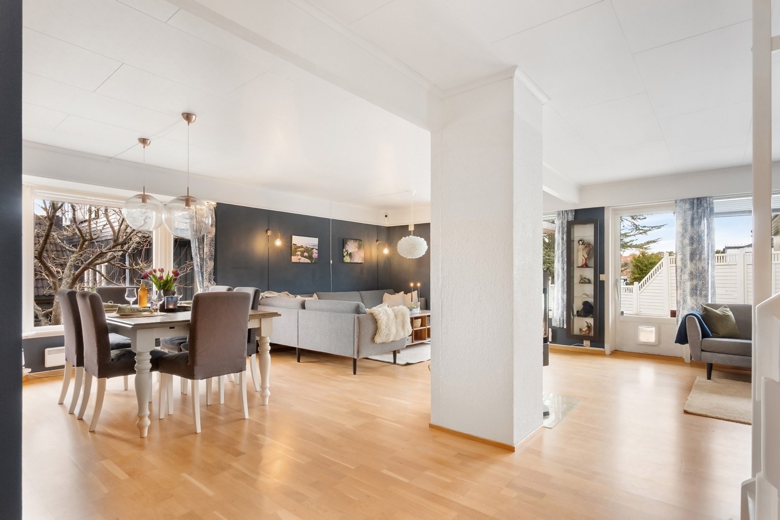 Stuen er romslig og innbydende med en åpen løsning som naturlig binder stue og spisestue sammen. Vindusflater i flere retninger gir godt med naturlig lys og gir rommet en lys atmosfære Galleribilde