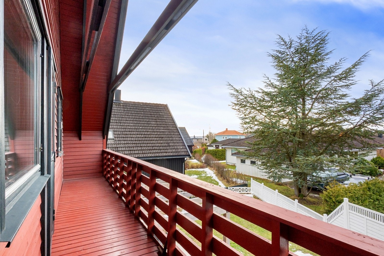 Fra stuen er det utgang til en balkong på 9 kvm med utsyn mot nærområdet Galleribilde