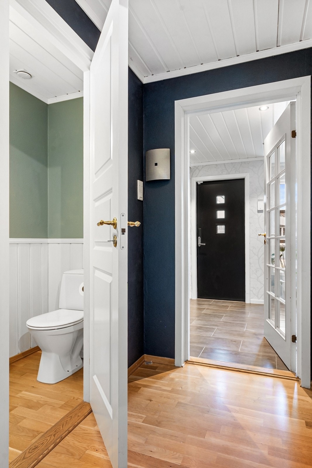 Like ved ligger toalettrommet med toalett og servant Galleribilde