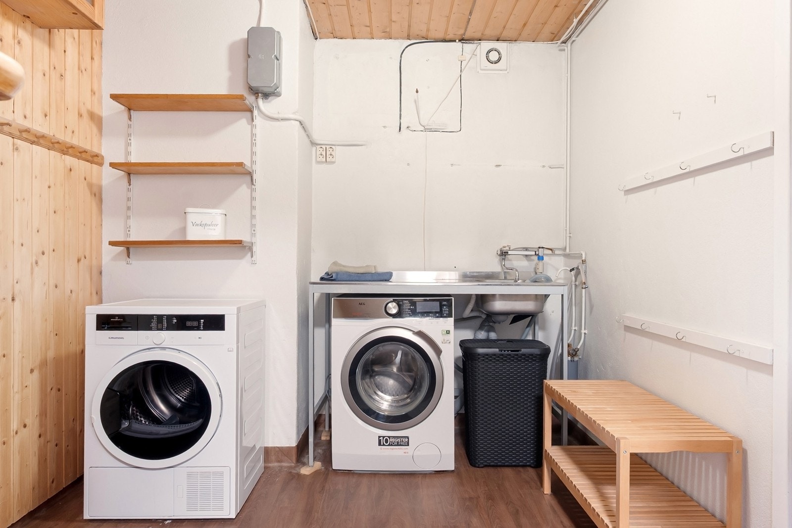 Her nede er også en vaskekjeller. Rommet er ikke oppbygget som et våtrom og er derfor heller ikke vurdert som et våtrom ihhtl. tilstandsrapport Galleribilde