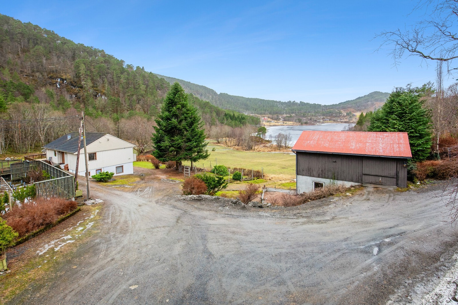 Kort vei til Bruhagen med butikksenter, skole og idrettsanlegg Galleribilde