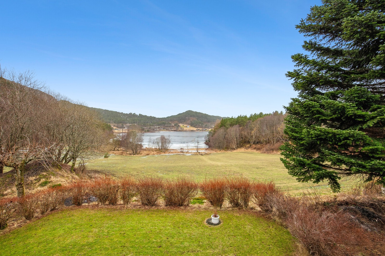 Eiendommen er på hele 86 Daa og har nydelig beliggenhet som grenser til Steinsvikvatnet Galleribilde