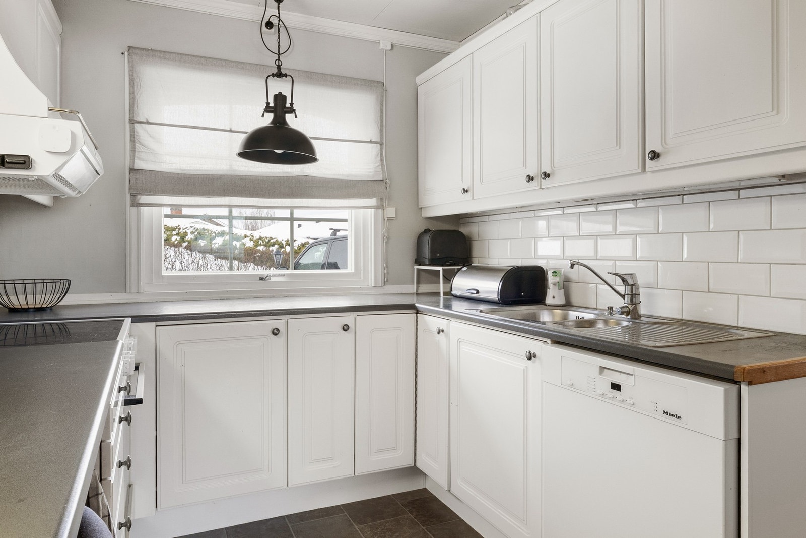 Lyst og trivelig kjøkken med avsatt plass til frittstående Galleribilde