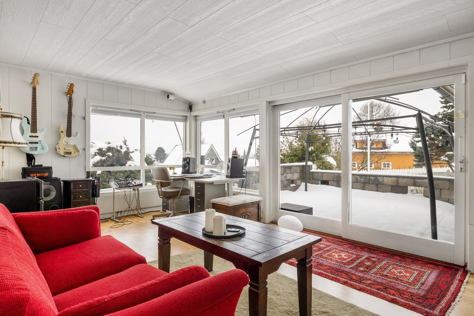 Store vindusflater som slipper inn godt med dagslys. Galleribilde