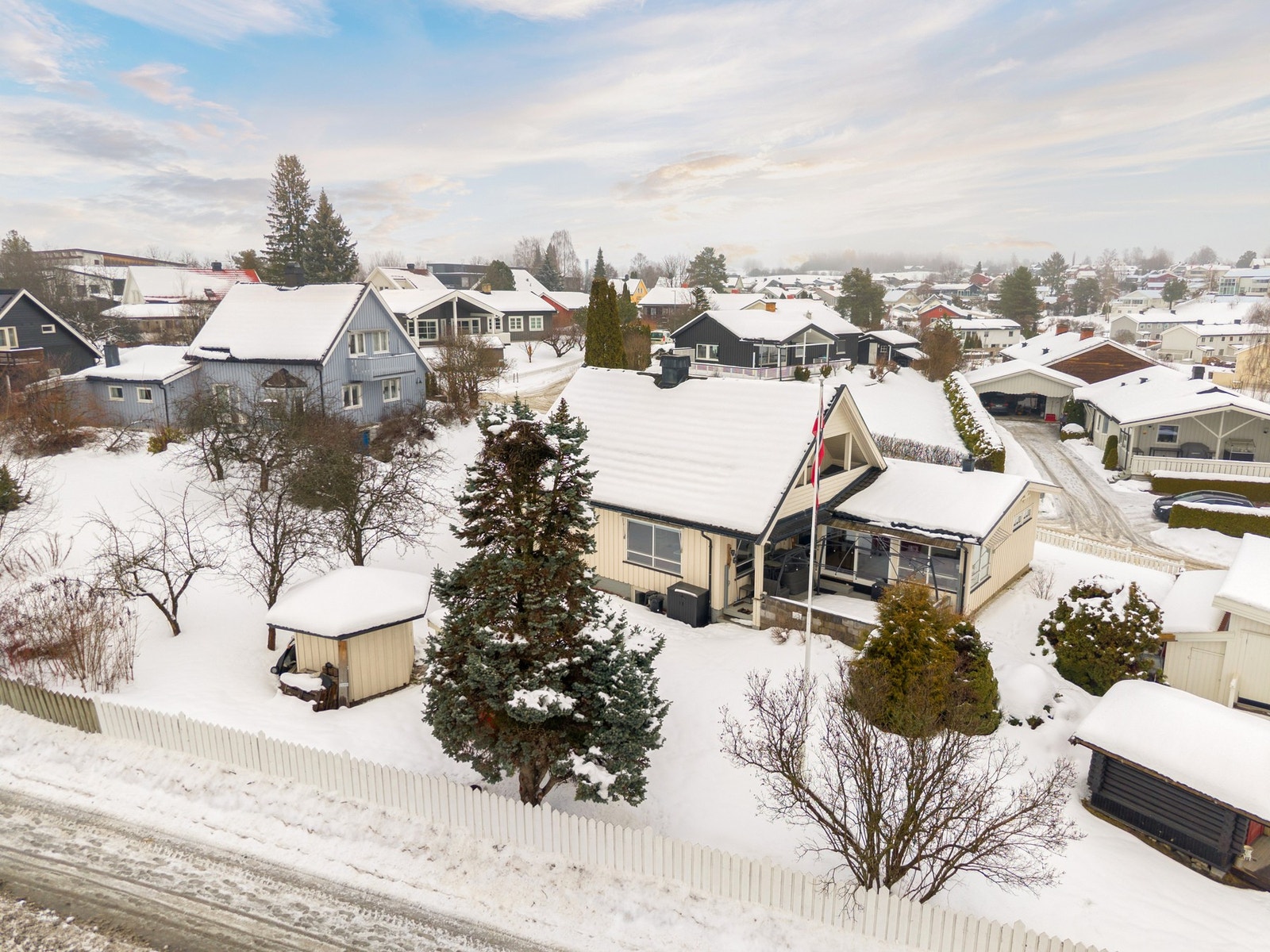 Eiendommen har en barnevennlig og attraktiv beliggenhet. Galleribilde