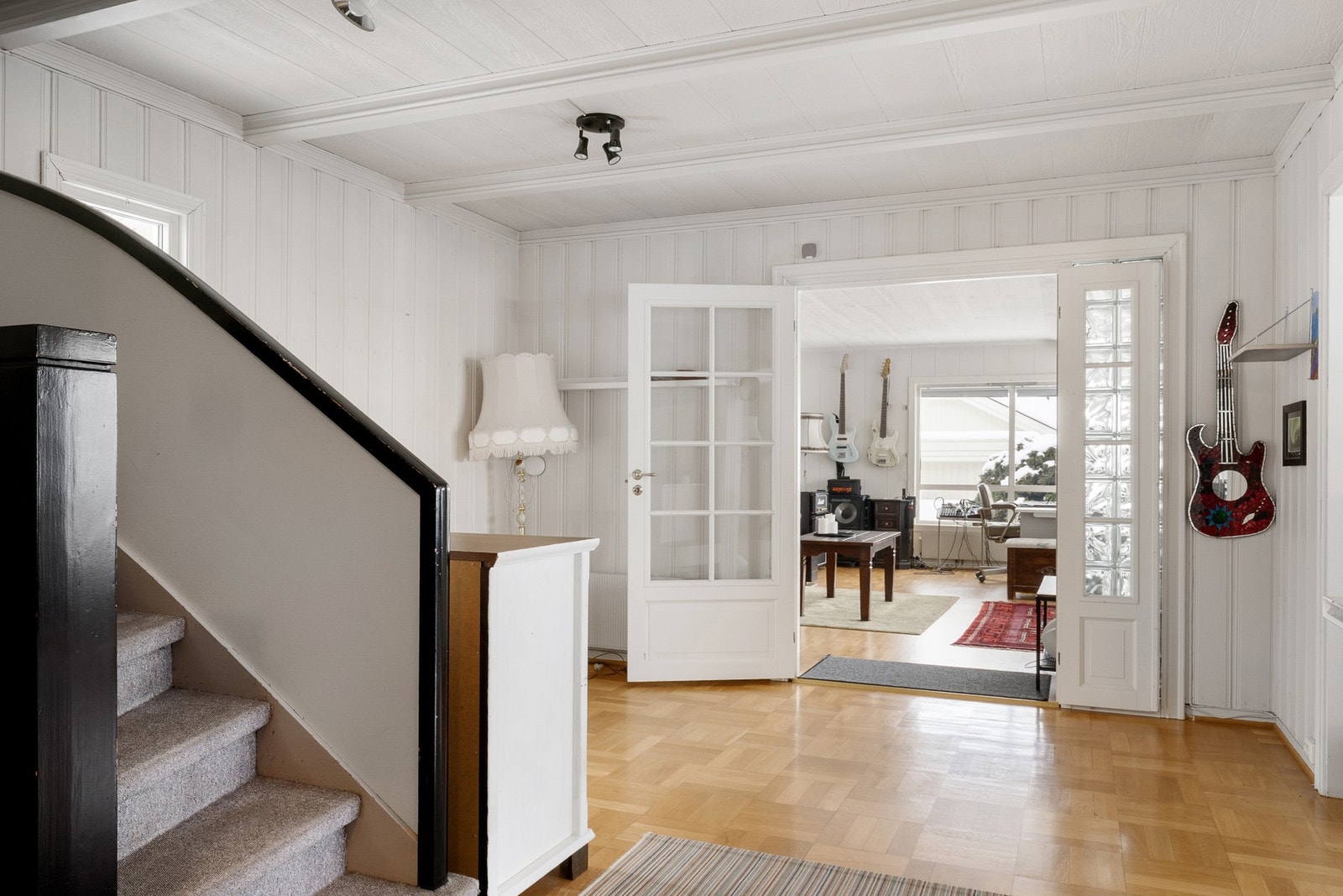 Boligen har flere stuer som skaper sosiale soner. Galleribilde