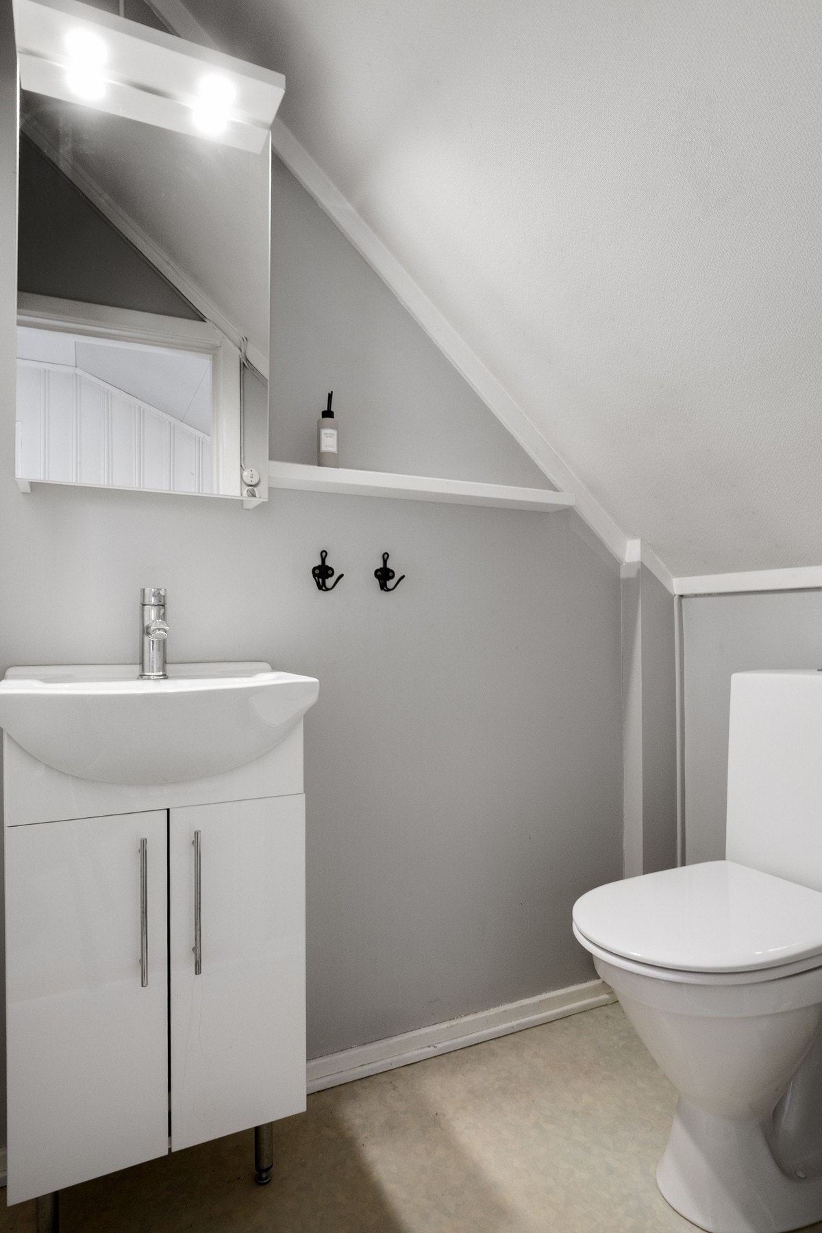 Praktisk med eget toalettrom i 2.etasje. Galleribilde