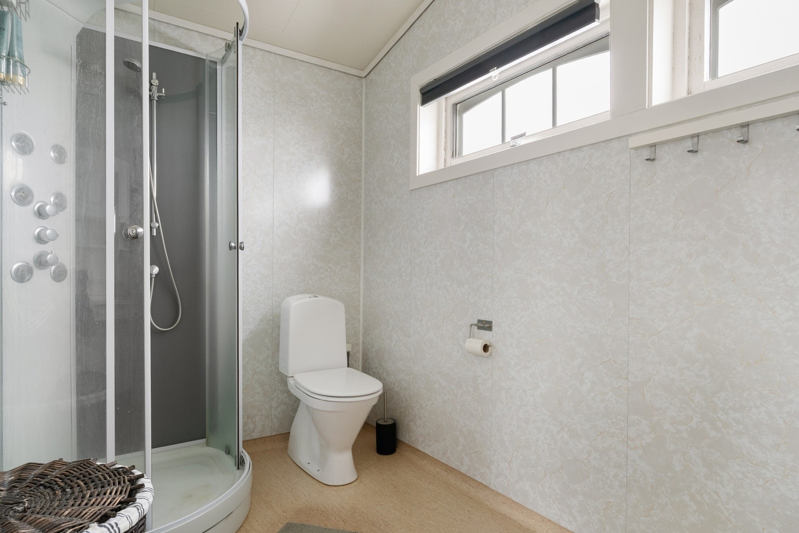 Innredet med dusjkabinett, toalett og servantinnrending. Galleribilde