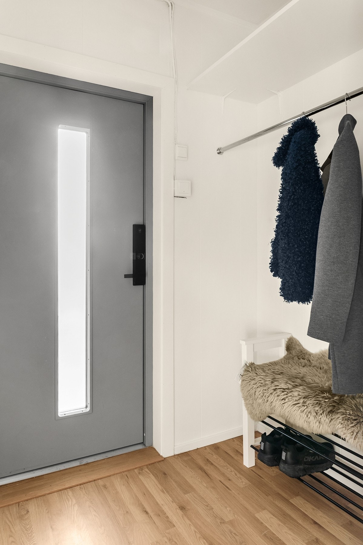Velkommen til en praktisk entré med god plass til ytterjakker og sko. Galleribilde