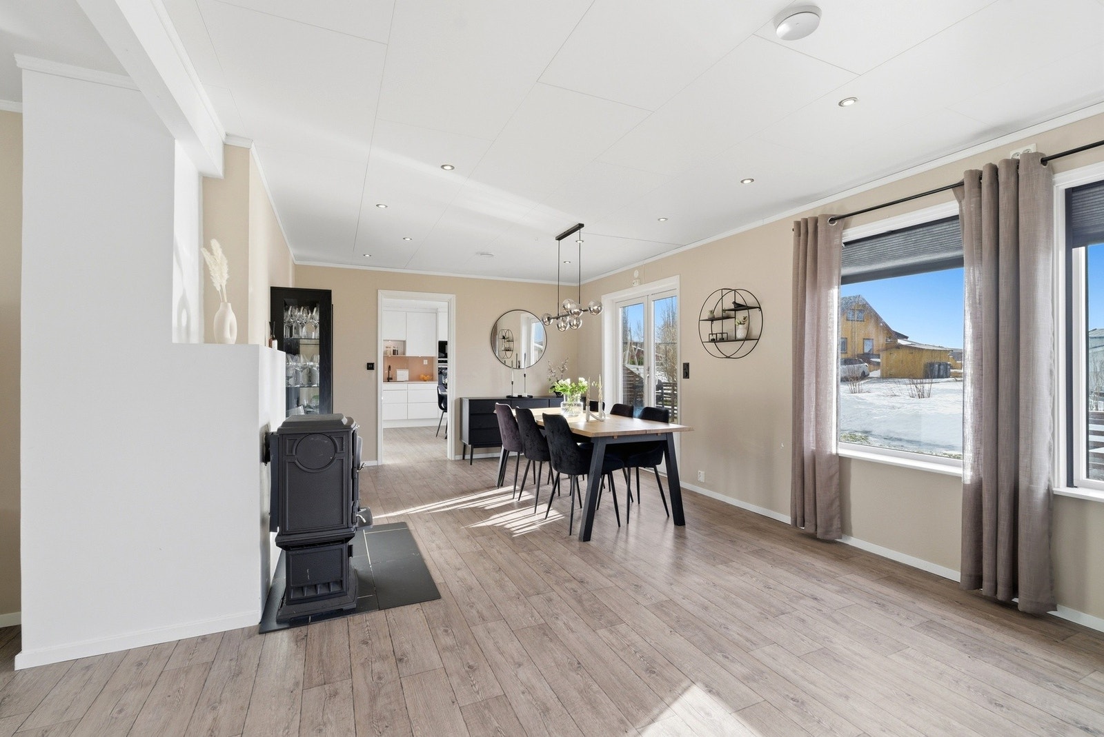 Videre kommer vi til spisestuen. Galleribilde