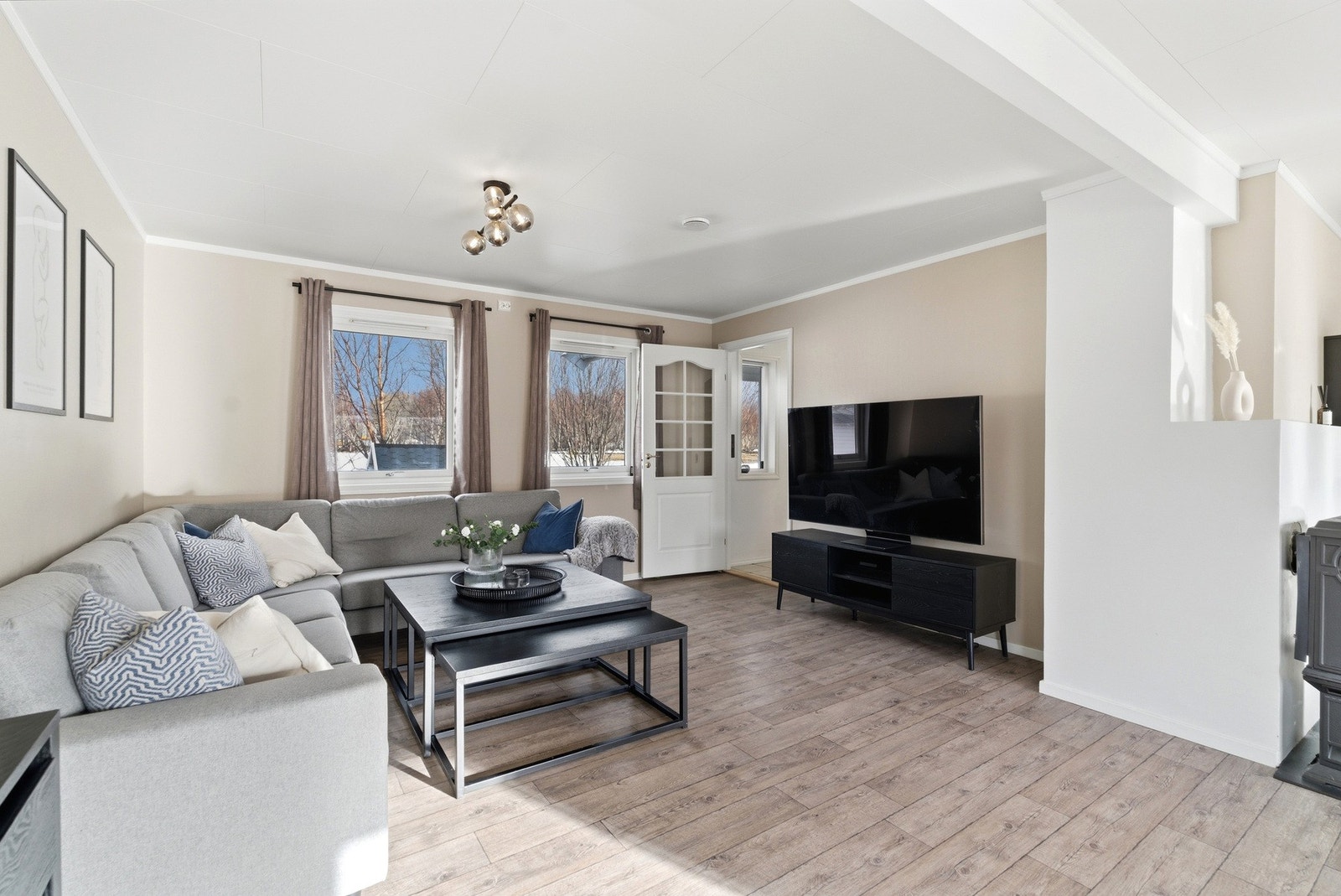 Stuen er malt i lyse farger og har lyst gulv. Galleribilde