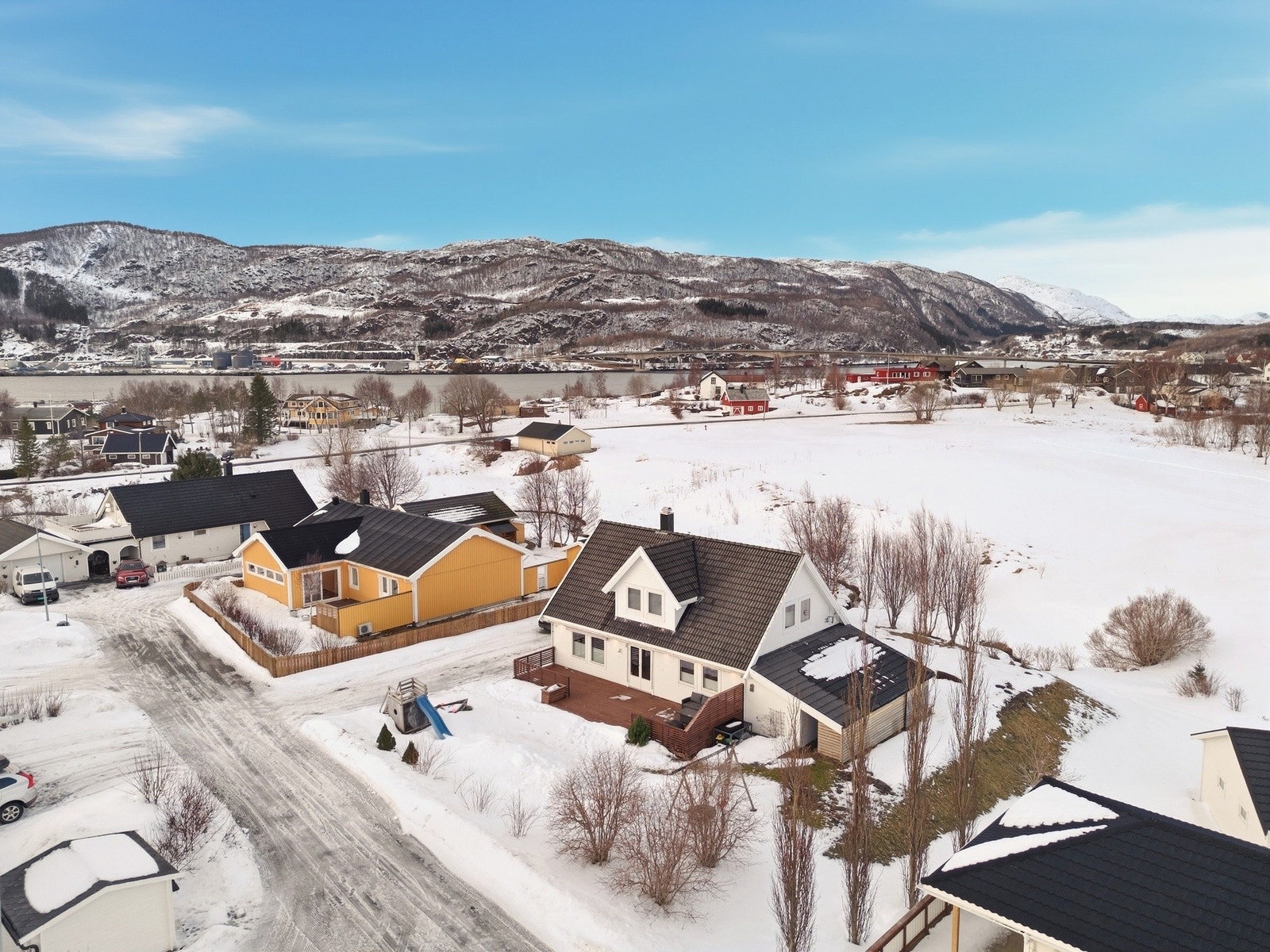 Eiendommen grenser til grøntområde/LNFR-område. Galleribilde