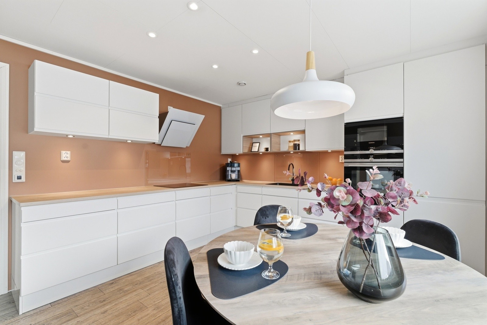 Det er bla. et lekkert og stilrent kjøkken med integrerte hvitevarer. Galleribilde