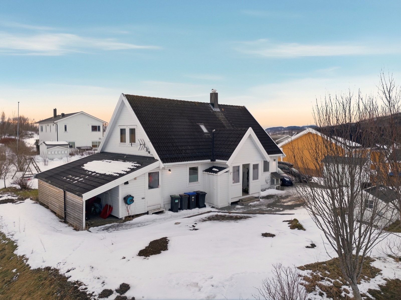 Romslig åpent, takoverbygd bodareal i tilknytning huset. Galleribilde