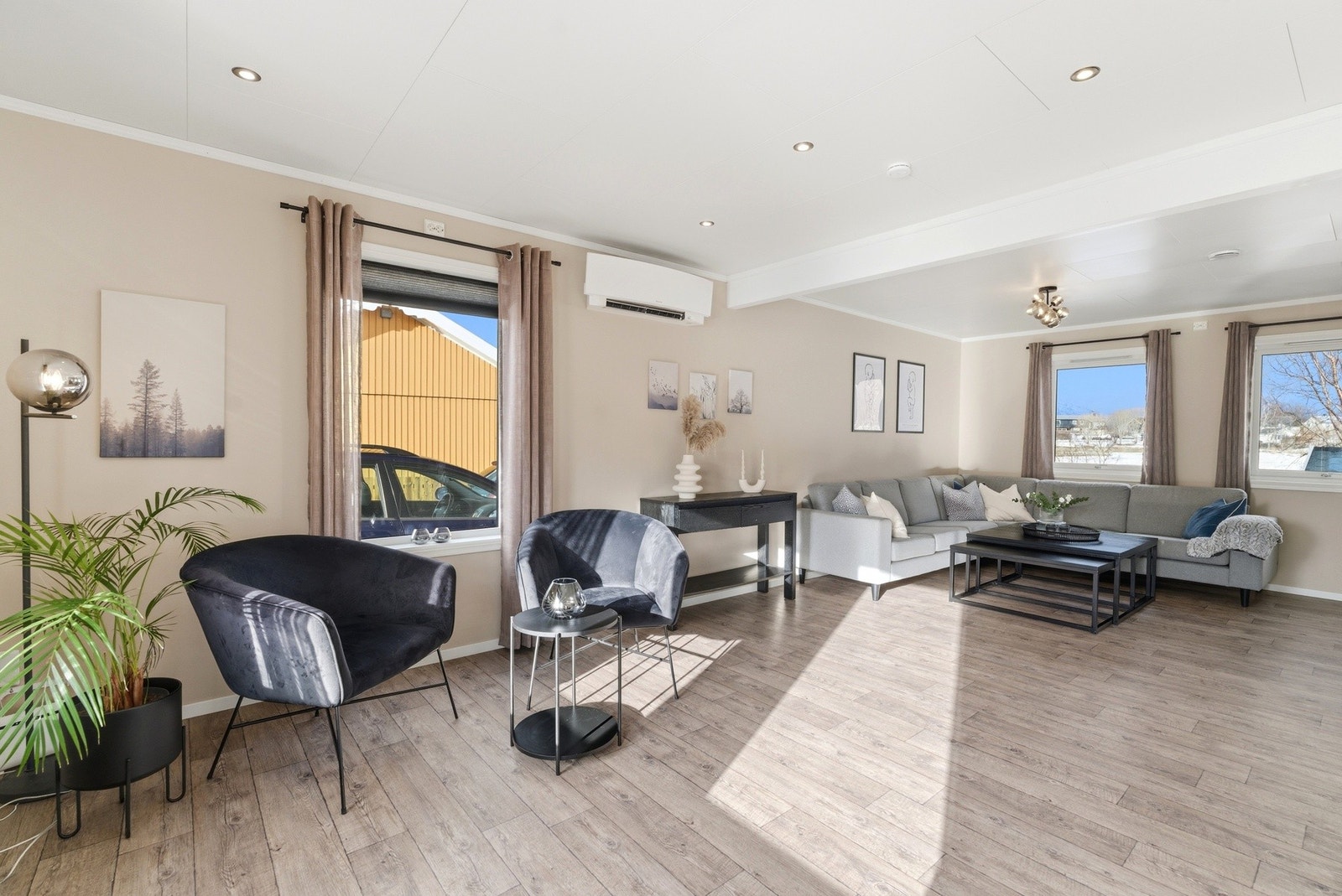 Det er installert varmepumpe som gir god varmegjenvinning i rommet. Galleribilde