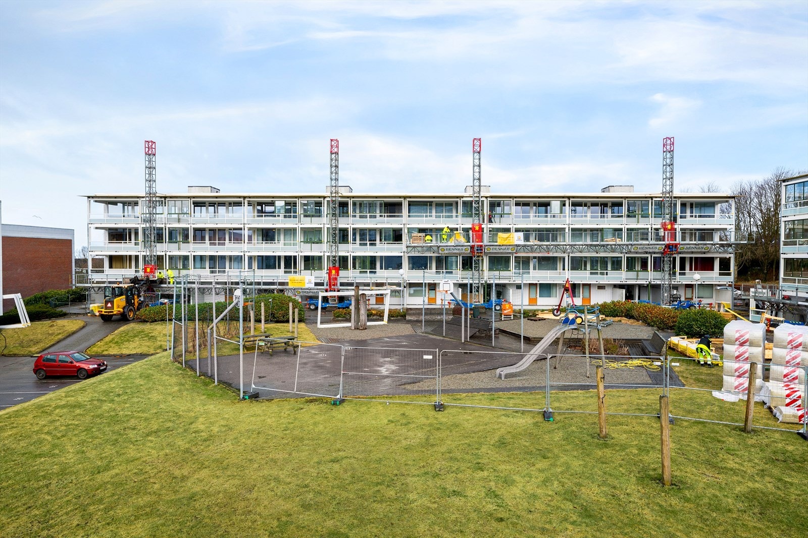 Leiligheten ligger sørvendt med utsikt over fellesarealer. Galleribilde