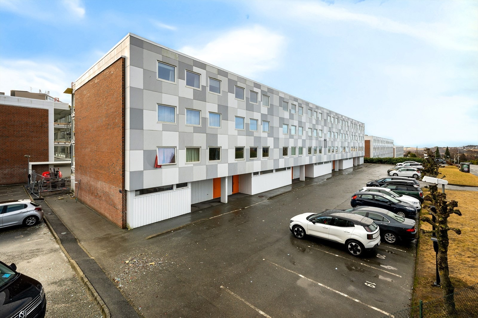 Parkeringsplass medfølger. Den er merket med 9. Mulighet for å etablere elbil-lader. Borettslaget har etablert infrastruktur. Galleribilde