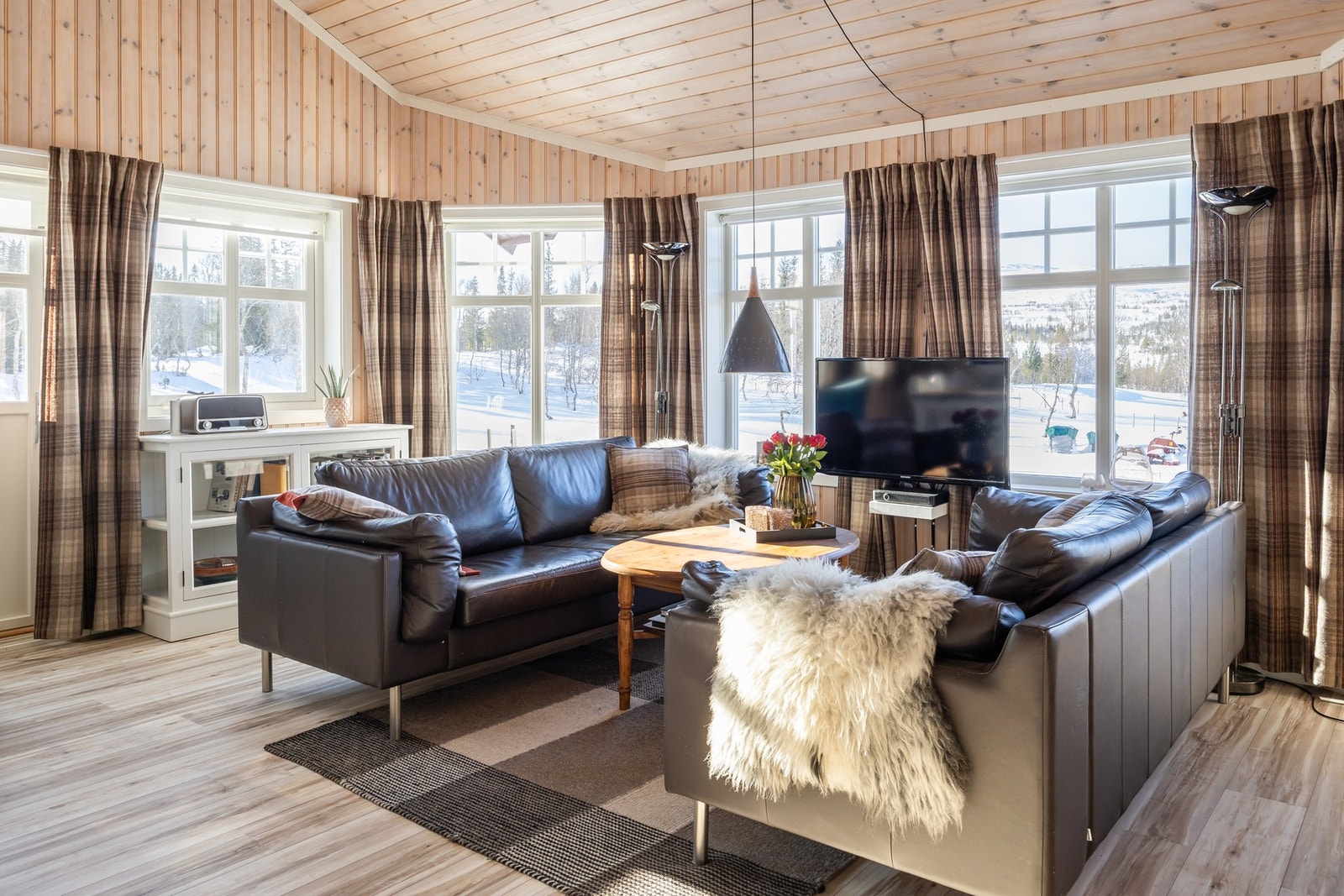 Stuen har rikelig med vindusflater som gir godt med naturlig lysinnslipp. Galleribilde