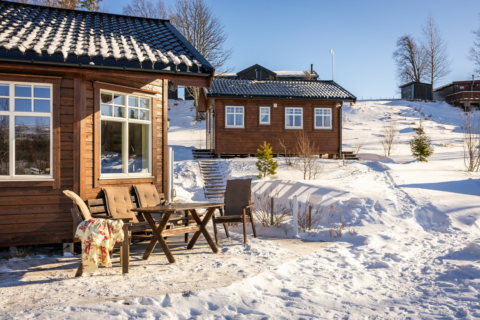 Her kan du nyte solen hele dagen, både i sommer- og vinterhalvåret. Galleribilde