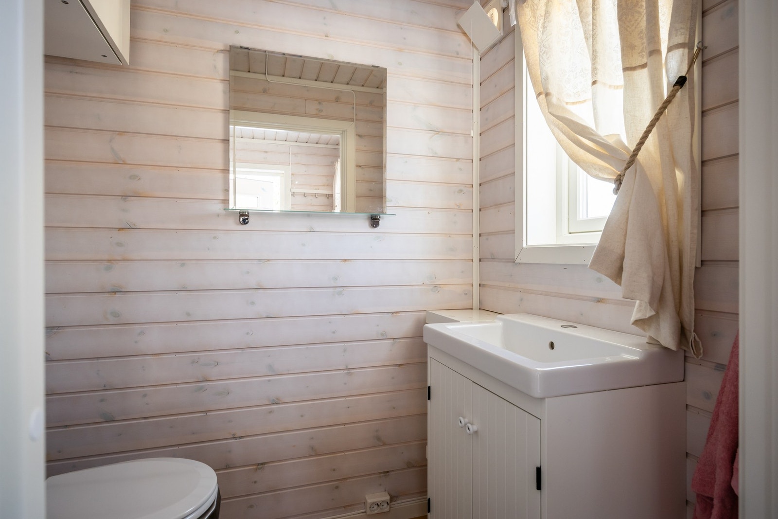 Her er det også et eget toalettrom med forbrenningstoalett. Galleribilde