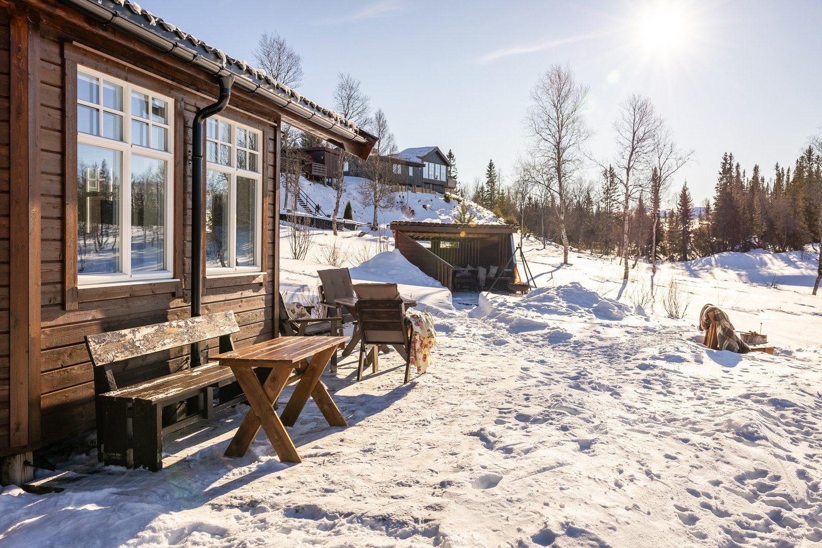 Eiendommen har en stor sør-vest vendt platting. Galleribilde