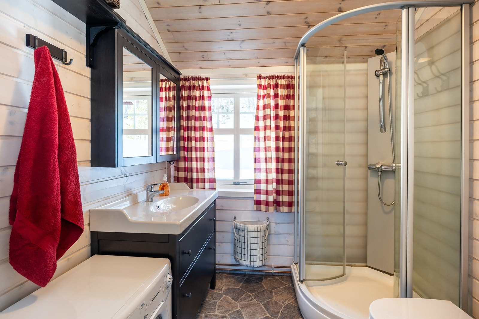 Bad med panel på vegger og i himling, og vinylbelegg på gulv. Her er det gulvvarme. Galleribilde