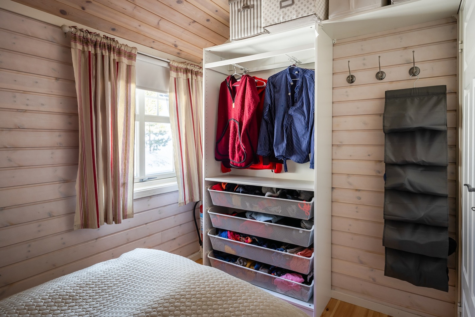 Her er det etablert en praktisk garderobeløsning. Galleribilde