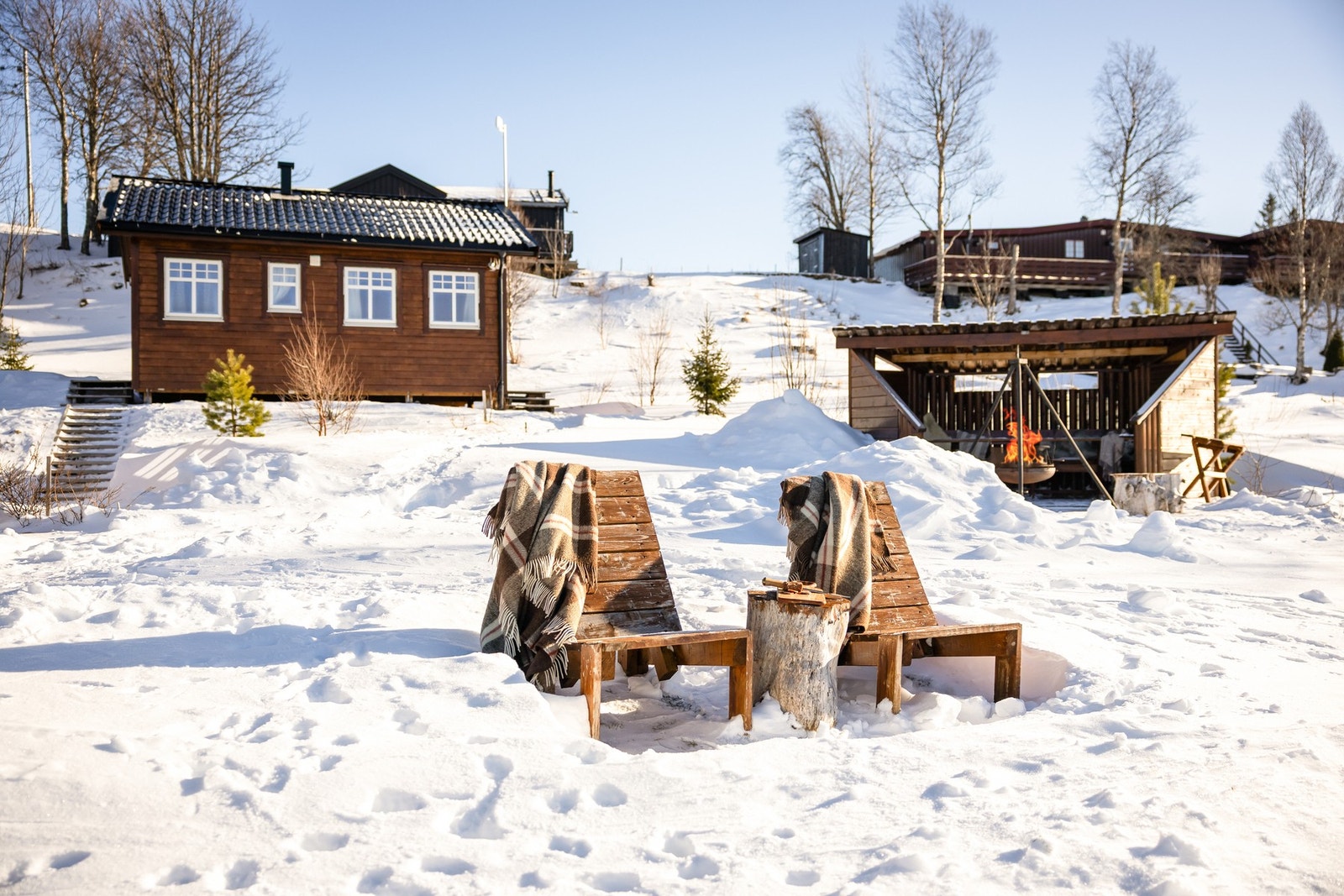 Det er etablert flere idylliske sitteplasser på eiendommen. Galleribilde