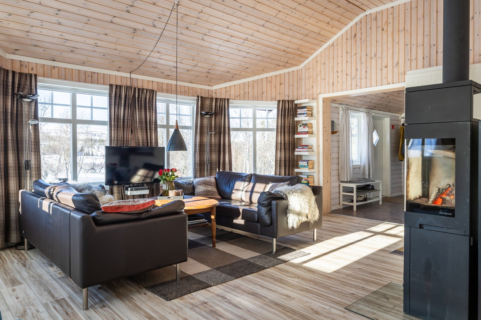 Rommet har god takhøyde som skaper en luftig atmosfære. Galleribilde