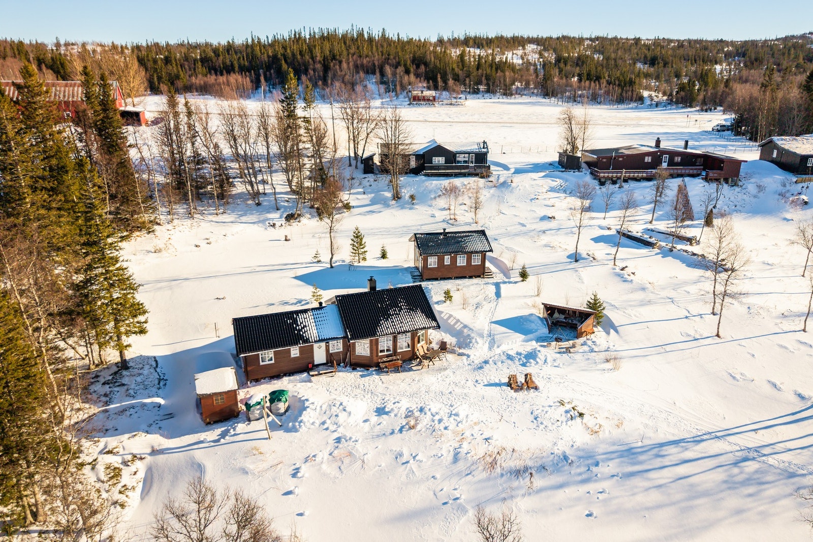 På sommerhalvåret er det mulig å kjøre og parkere kun et steinkast unna hytten. Galleribilde