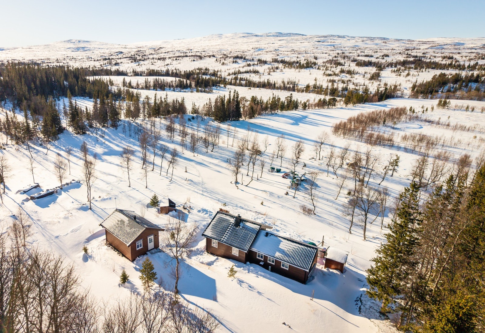 På vinterhalvåret parkerer man på en felles parkering, og går til fots eller på ski i ca. 200 meter. Galleribilde